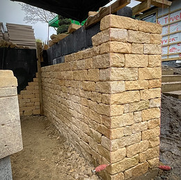 Neatly coursed dry stone wall using Cotswold stone.
Cotswold dry stone wall