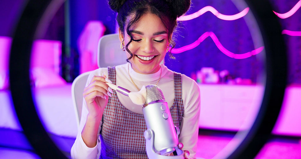 brush-son-et-femme-avec-microphone-asmr-production-video-ou-lumiere-a-anneau-au-neon-pour-