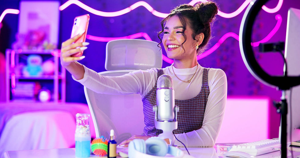 selfie-influencer-et-fille-avec-mise-a-jour-en-direct-en-streaming-dans-une-chambre-au-neo