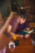 garcon-adolescent-lecture-garcon-dans-joli-cafe.jpg
