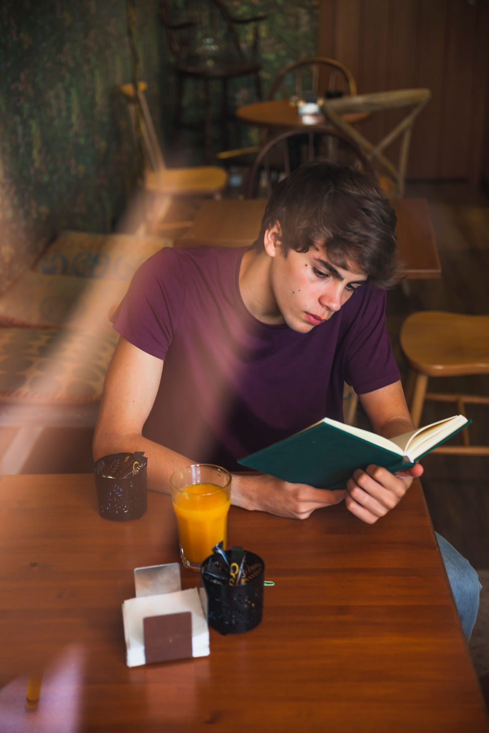 garcon-adolescent-lecture-garcon-dans-joli-cafe.jpg