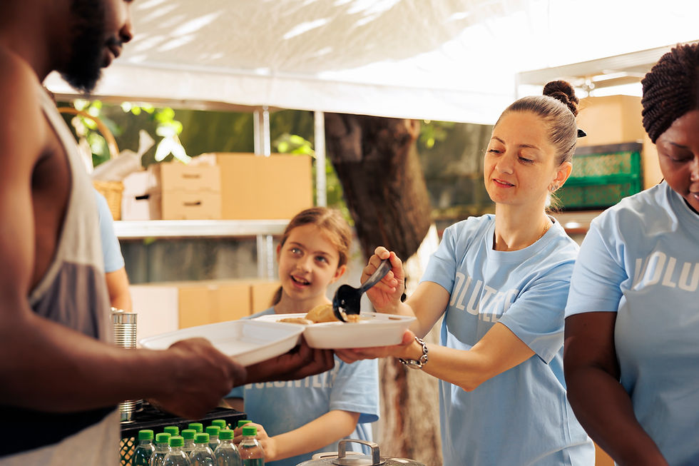 l-organisation-humanitaire-recrute-une-equipe-diversifiee-pour-distribuer-de-la-nourriture