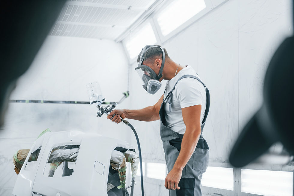 il-utilise-un-pistolet-de-peinture-un-reparateur-d-automobiles-caucasien-en-uniforme-trava