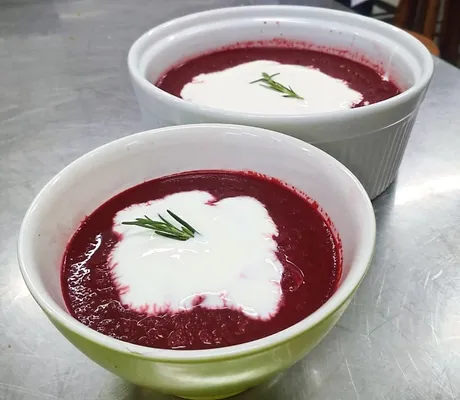 Creme de beterraba assada com iogurte e tomilho