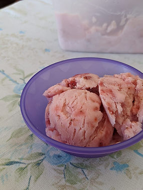 Sorvete de iogurte caseiro com geleia de morango