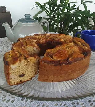 Bolo de banana com passas ao rum