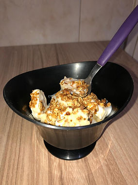 Iogurte com banana, granola e mel