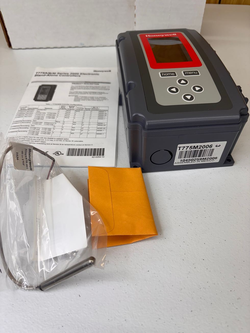 Thumbnail: T775M2006 Series 2000 Honeywell Electronic Temperature Controller