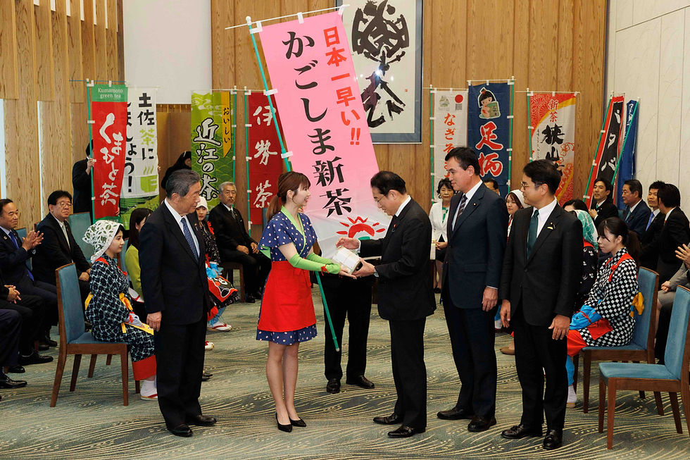 岸田総理へ鹿児島新茶の贈呈式