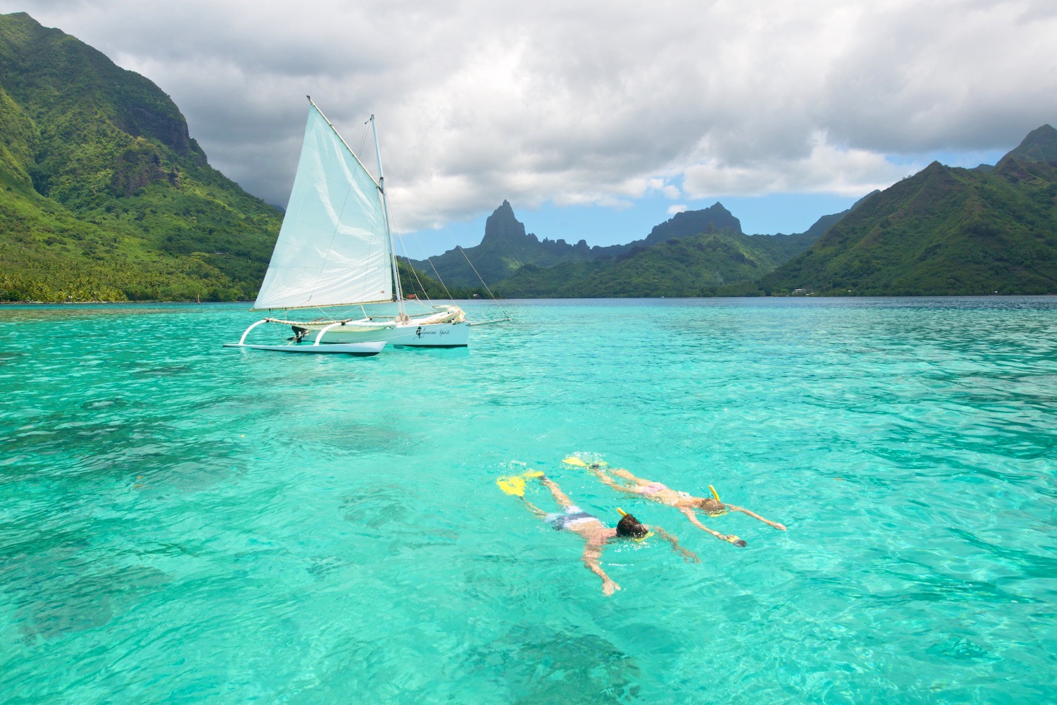Polynesian Spirit . Moorea . Sailing tour on the lagoon
