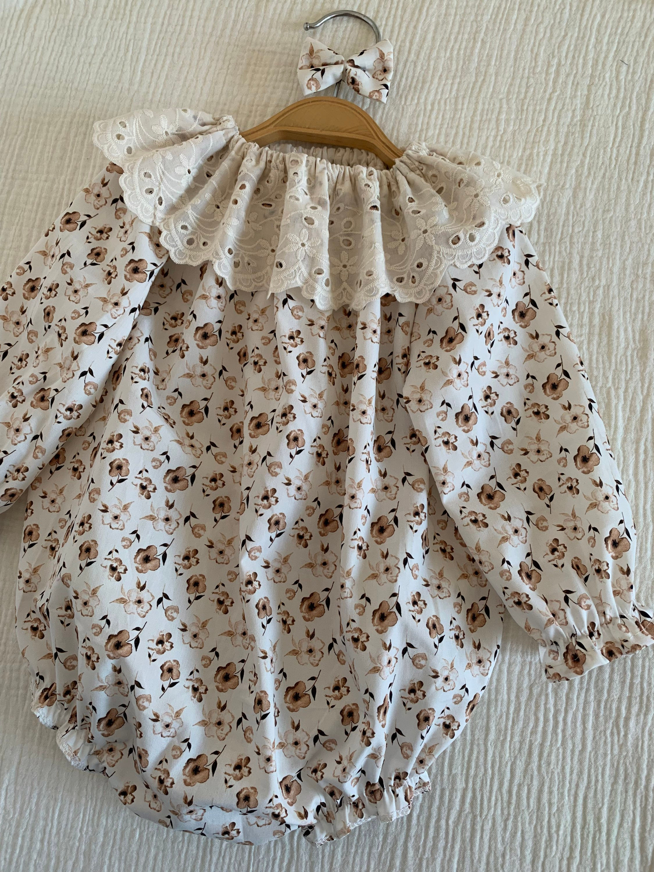 Barboteuse col brodé 