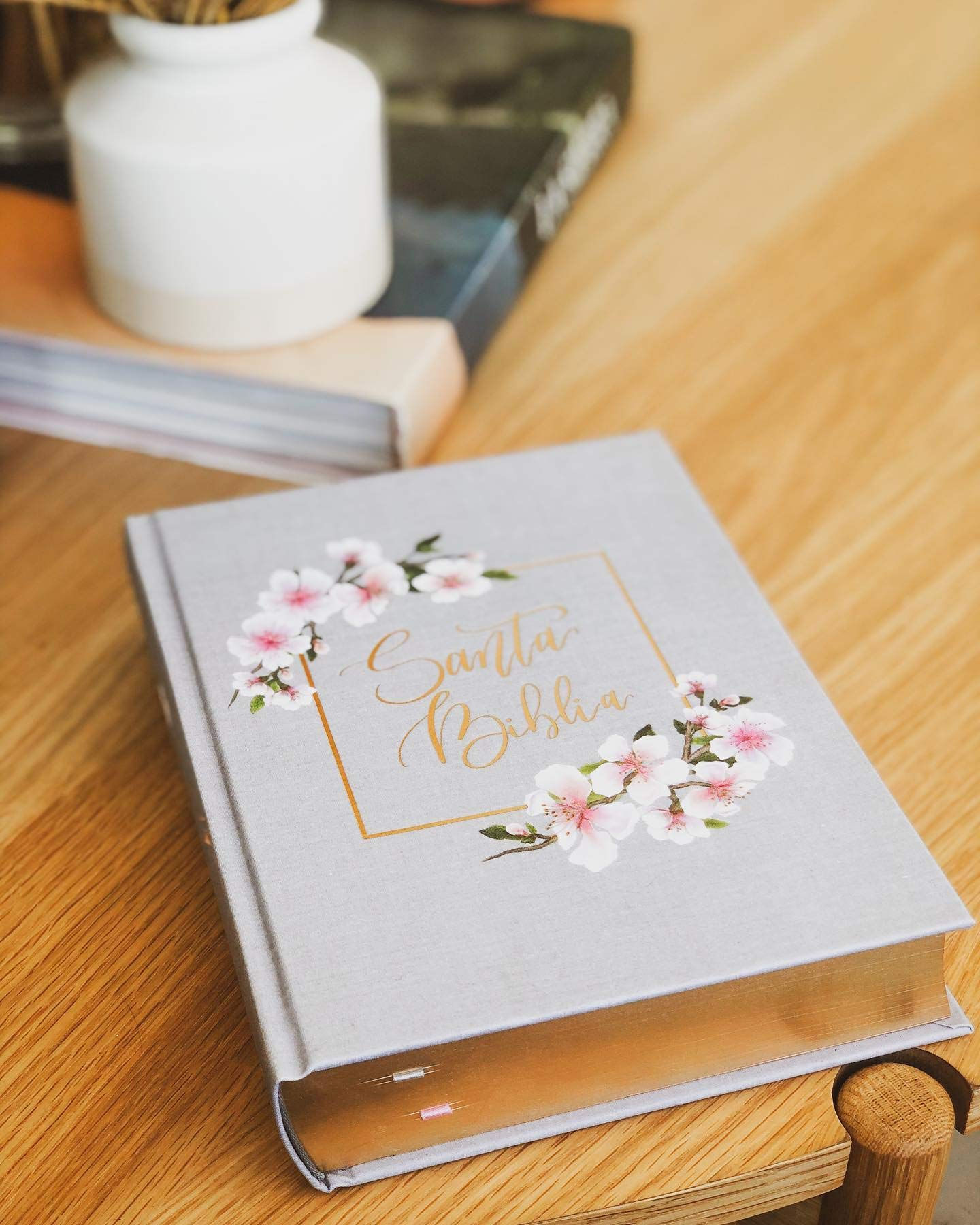 La NBLA Santa Biblia Edición Artística, con un diseño de cubierta pintado a mano