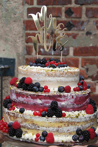 Hochzeittorte mit verschiedenen Beeren