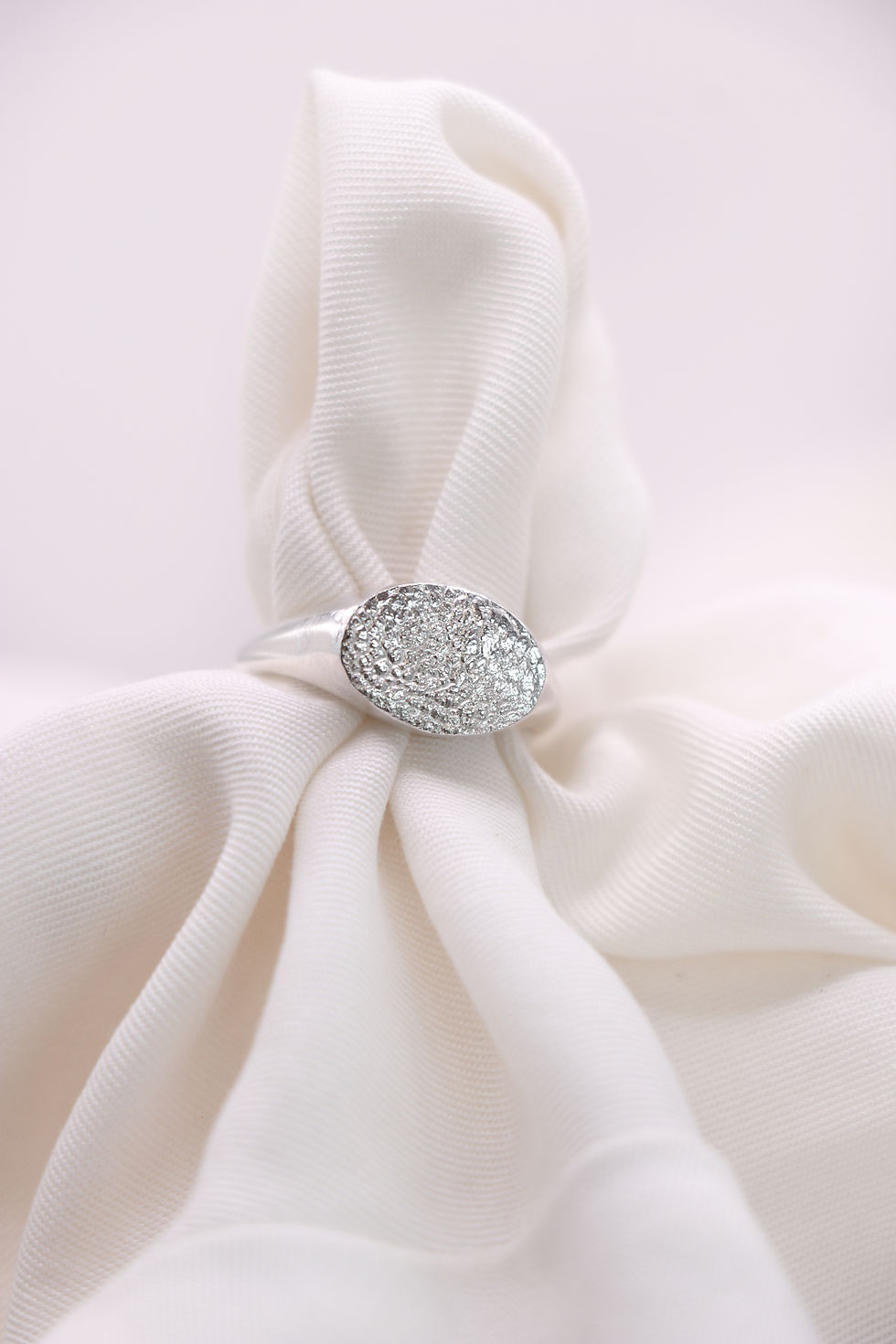 Thumbnail: Oval Signet Print Ring