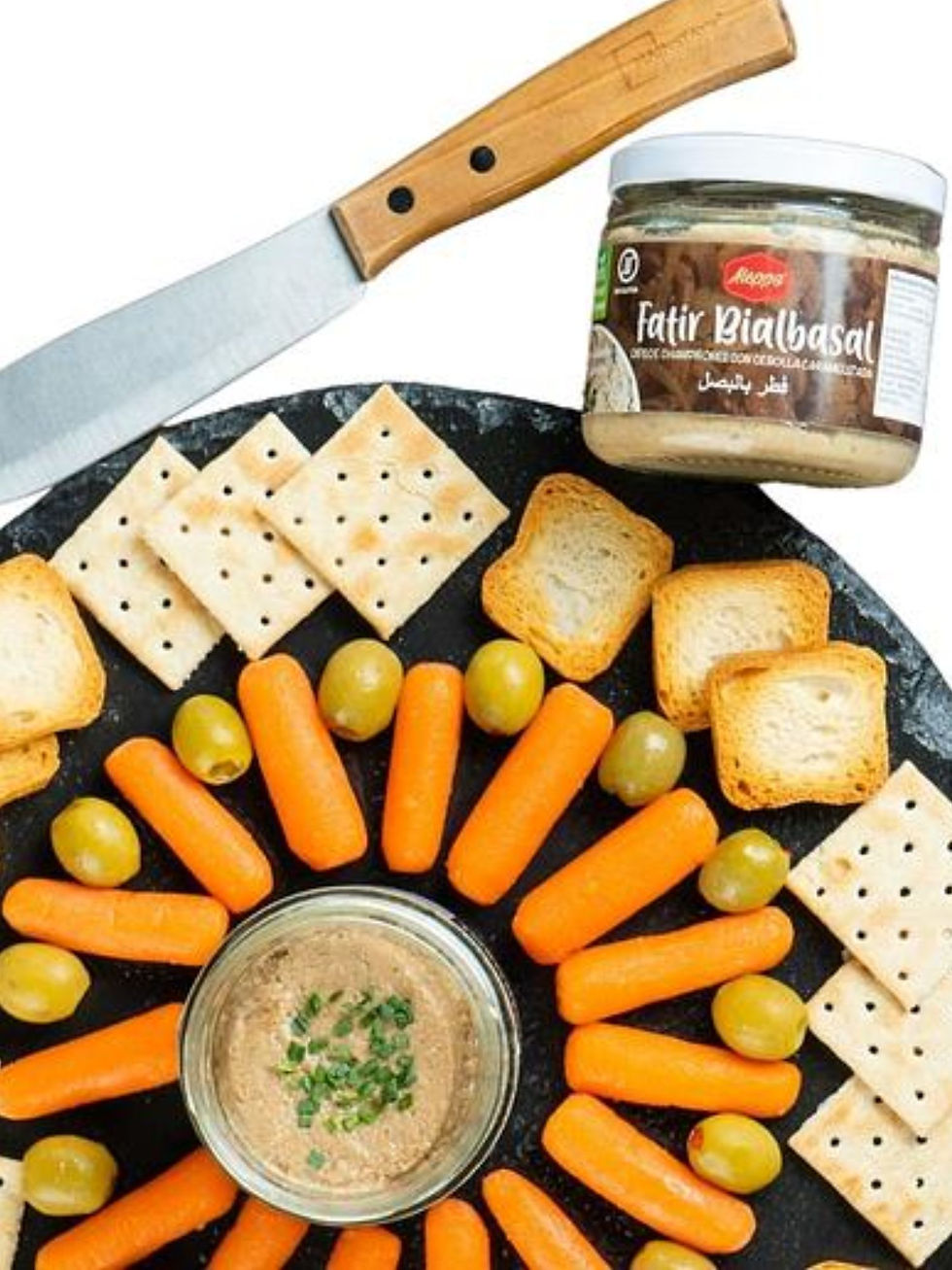 Dip de champiñones Aleppo en tabla de picoteo saludable