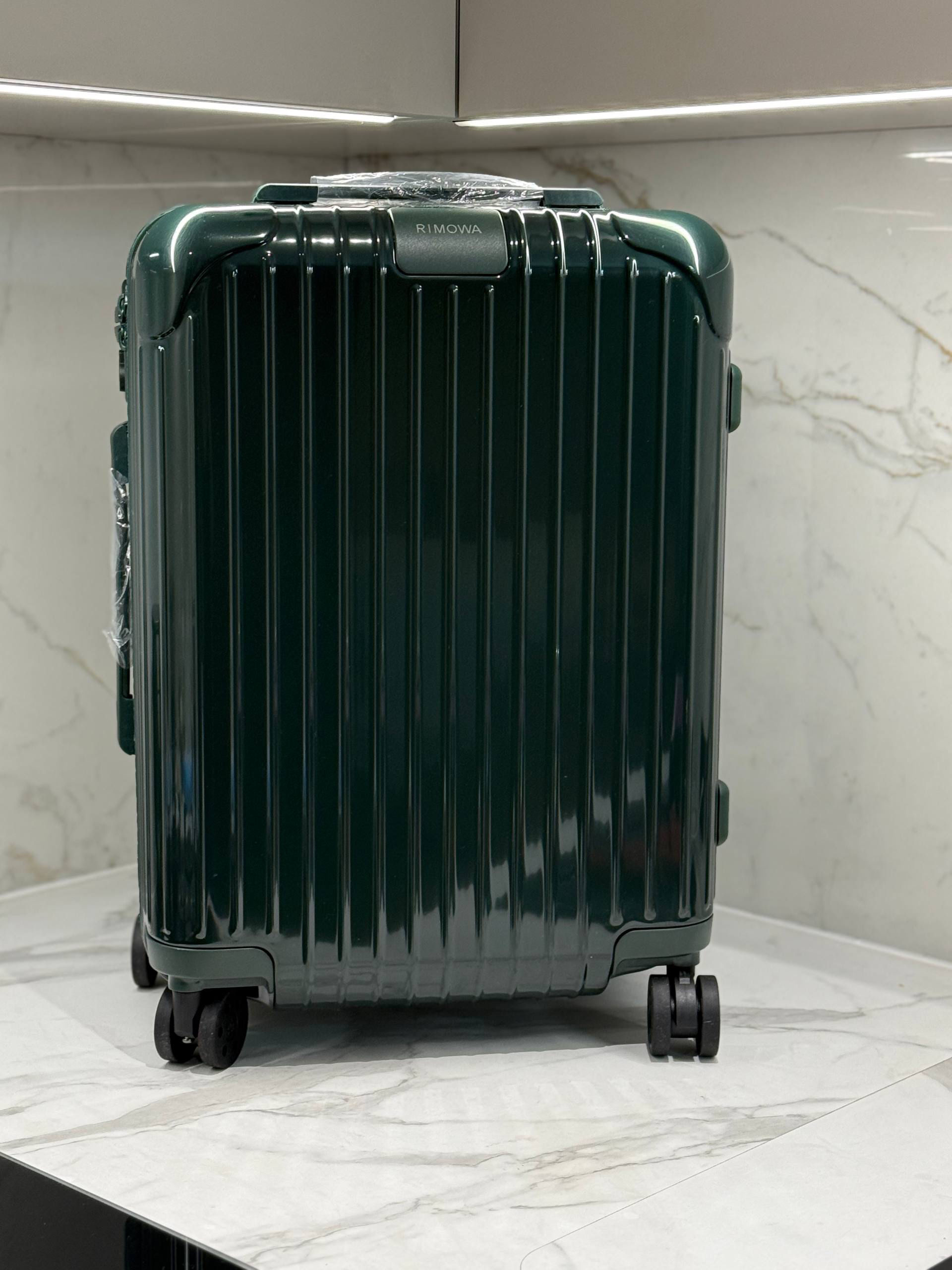 Rimowa Essential Cabin Green