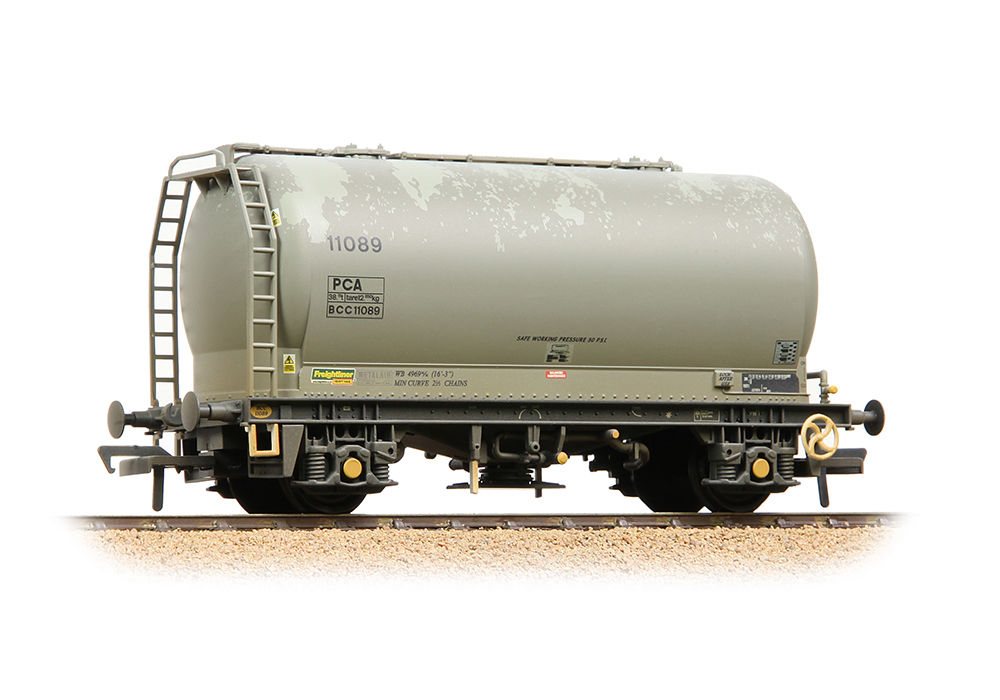 38-653A PCA Metalair Bulk Powder Wagon 'Freightliner Heavy Haul' Grey WEATHERED
