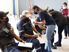Vacunación de sus colaboradores y familias, en Saltillo