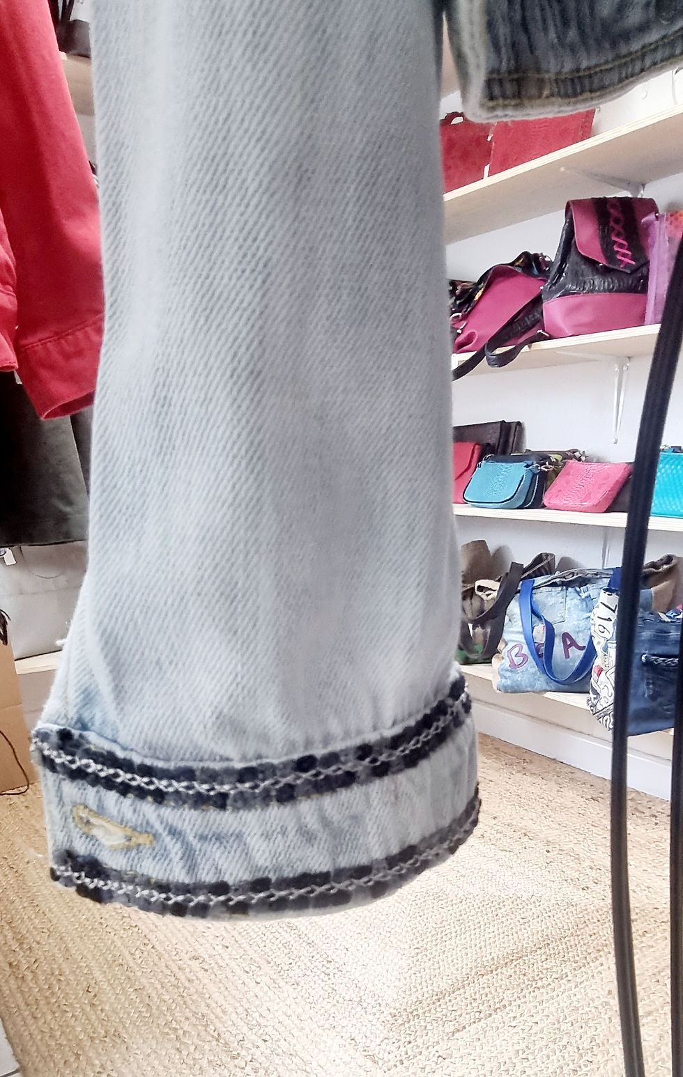 Miniature : Veste en jeans customisée fleurs brodées bleu et or