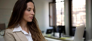 Mulher de negócio que datilografa 