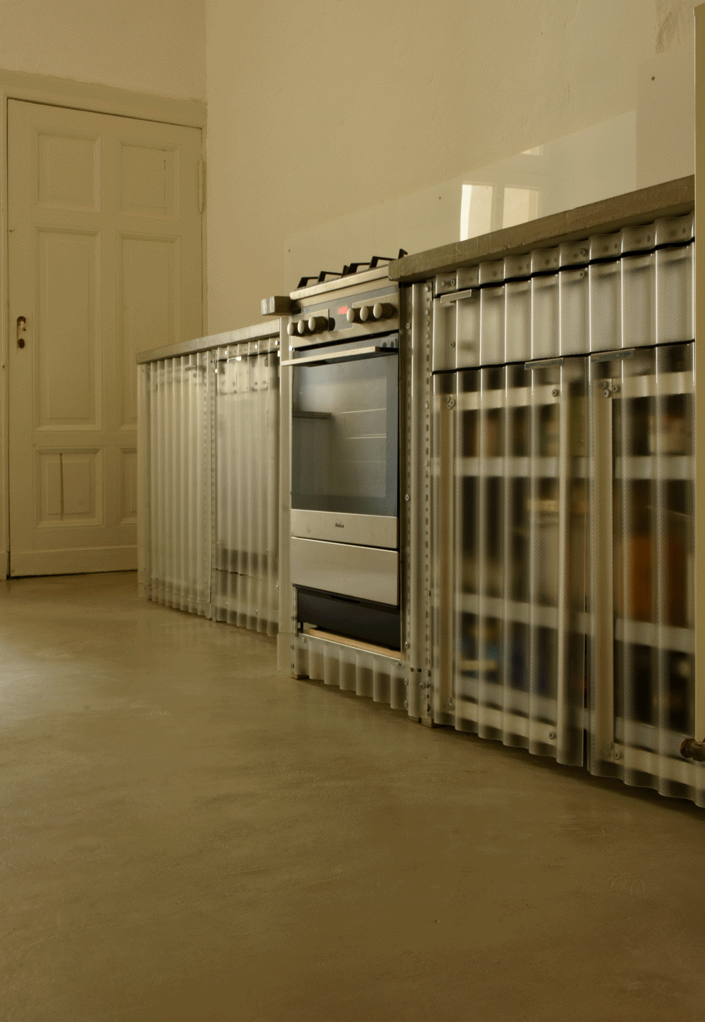 cloud kitchen
Küchenmöbel
K16
studio blau sieben
Wellblech
Regalsystem
Küche transparent