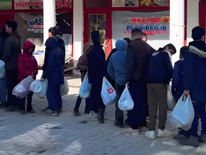 Belediyenin sıcak aş hizmeti takdir toplarken, yoksulluğun derinliği bir kez daha ortaya çıktı.