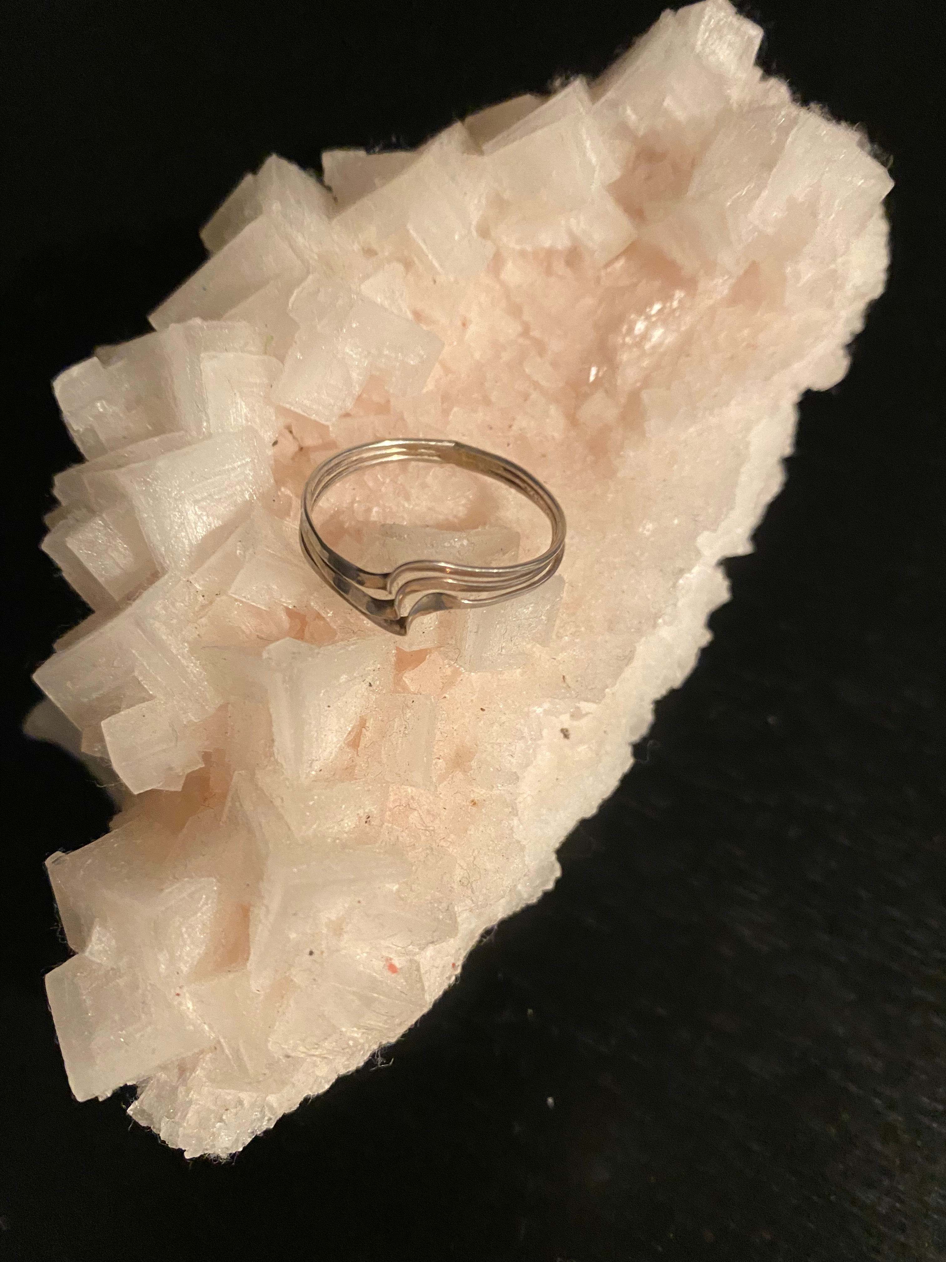 Silver 9.25 Ring with ergonomic shape and carefully finished quality.