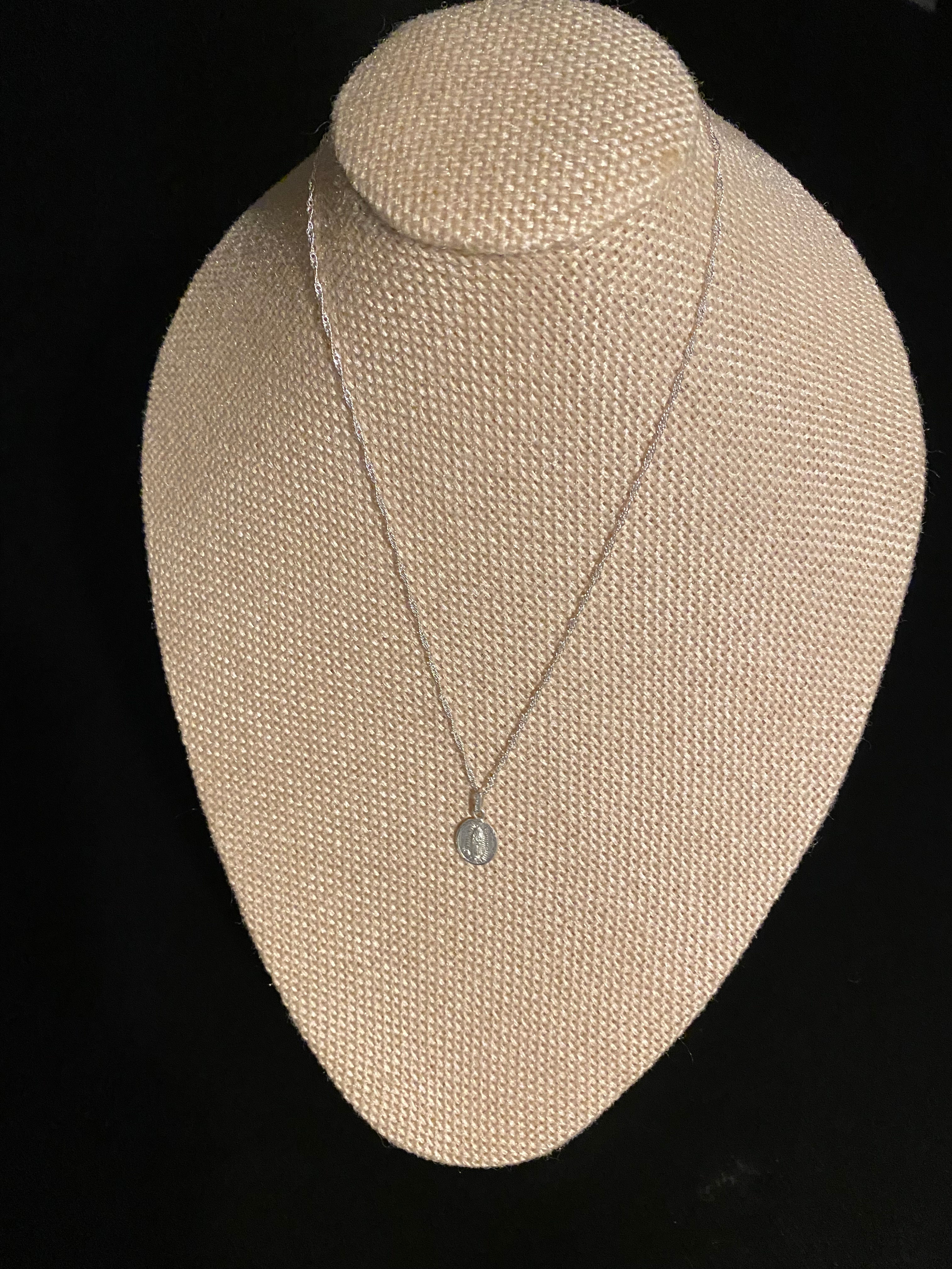 Silver 9.25 Necklace with a Silver 9.25 Medal pendant.