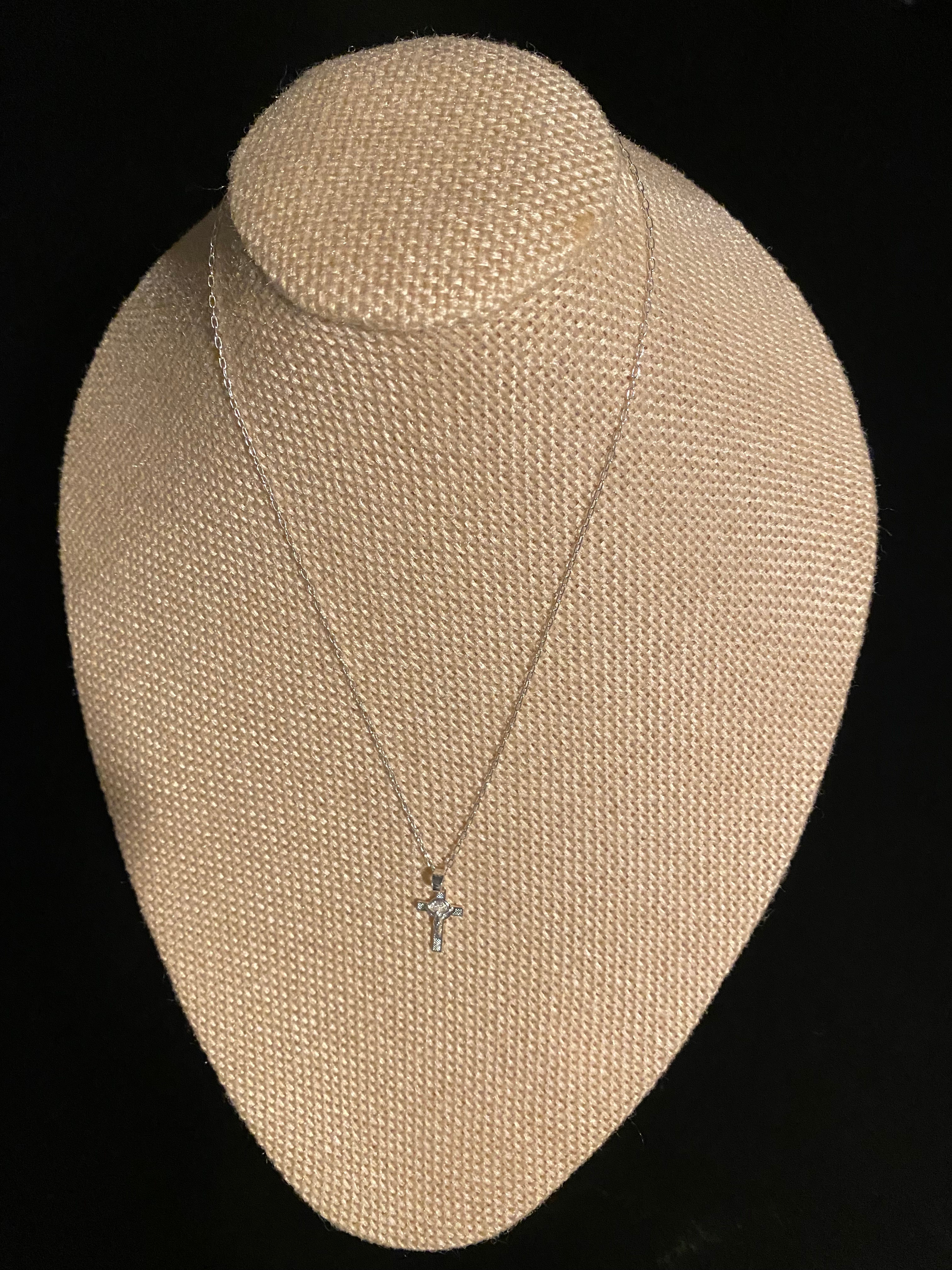 Silver 9.25 Necklace with a Silver 9.25 Cross pendant.