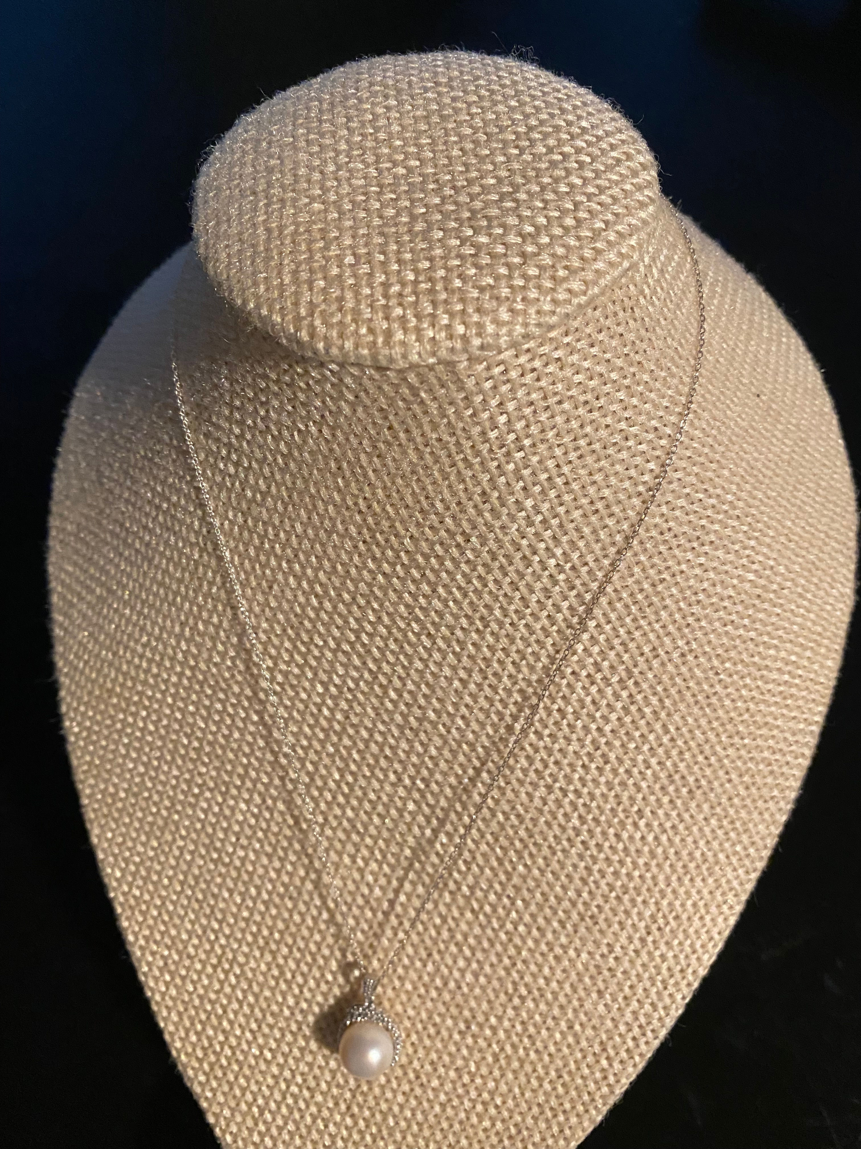 Silver 9.25 Necklace with a beautiful Pearl pendant.