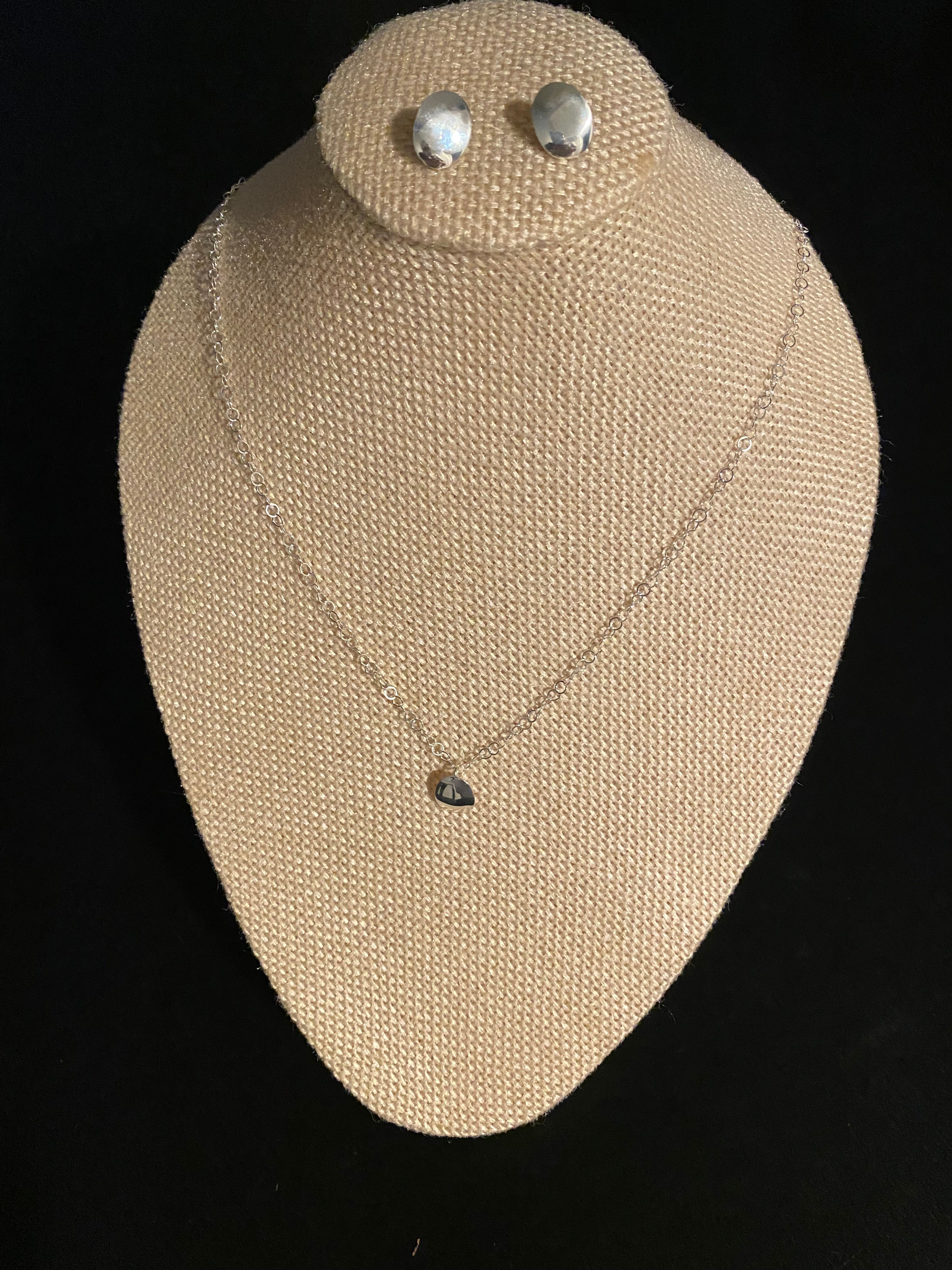 Silver 9.25 Petit Set with a Silver 9.25 pendant and earrings.