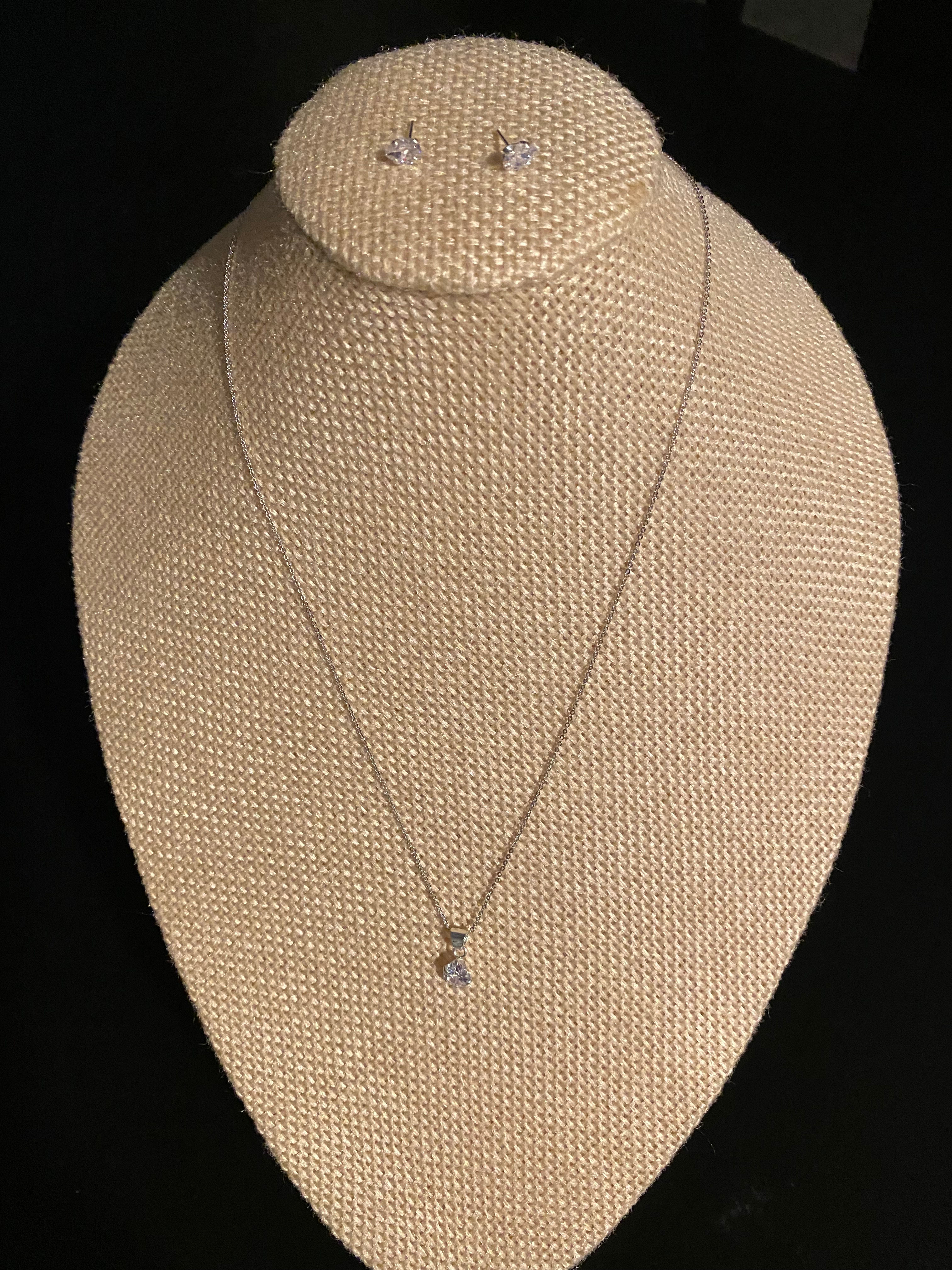 Silver 9.25 Petit Set with a Silver 9.25 pendant and earrings.