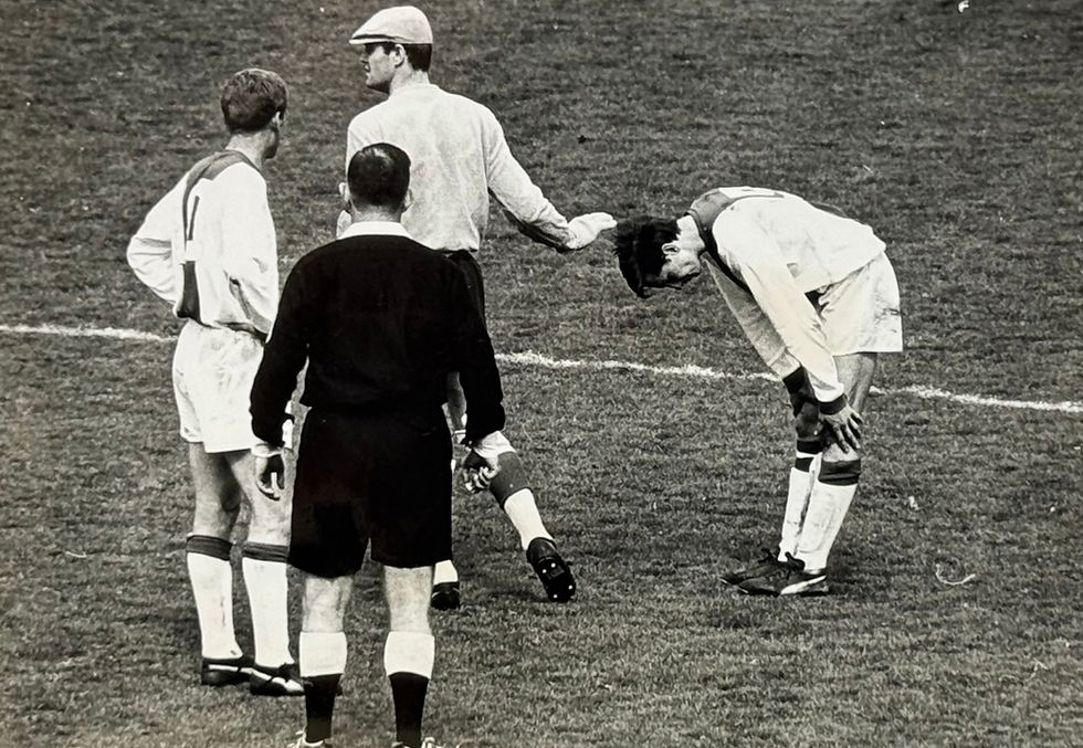 Scheidsrechter Dorpmans riep Johan Cruyff tijdens de wedstrijd tot de orde