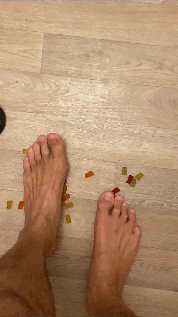 Thumbnail: Video 18 - Viktor stomps on gummy bears
