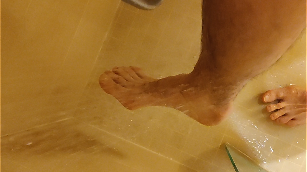 Thumbnail: Justin cleans his big size 17 feet