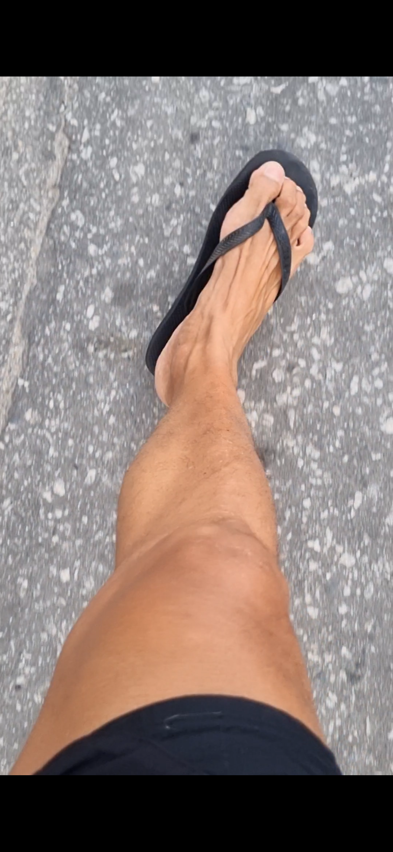 VID16 - Arthur walks his massive size 18 US feet on the street