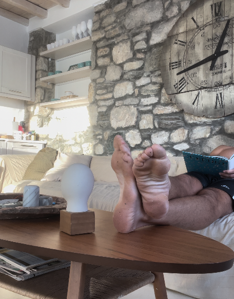 Thumbnail: Video 7 - Philip relaxed his size 15 US basketball player feet