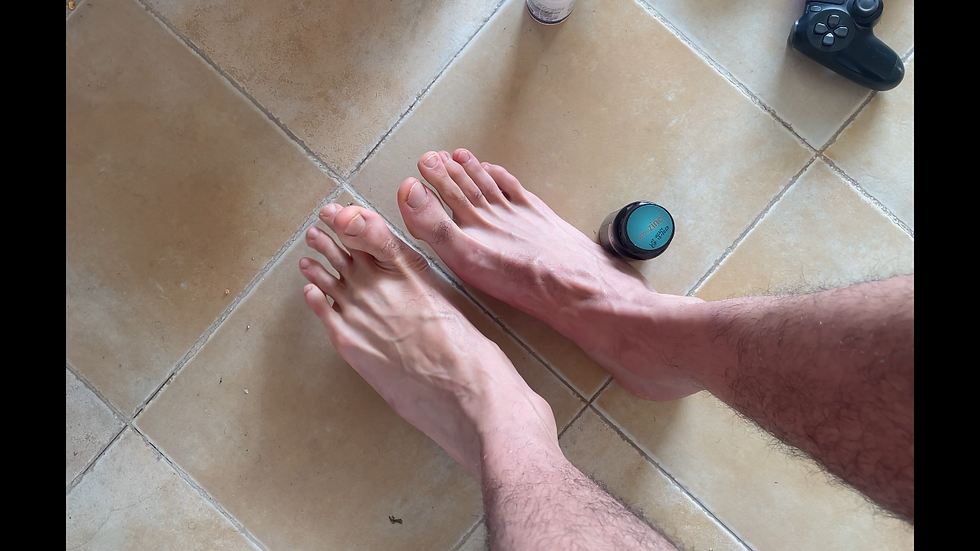 Thumbnail: Wass grabs objects with his long toes