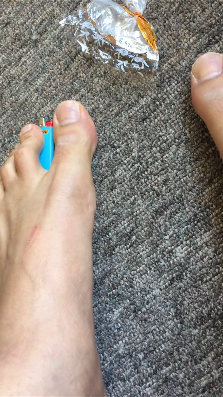 Thumbnail: Zamir compares his size 21 US feet to objects