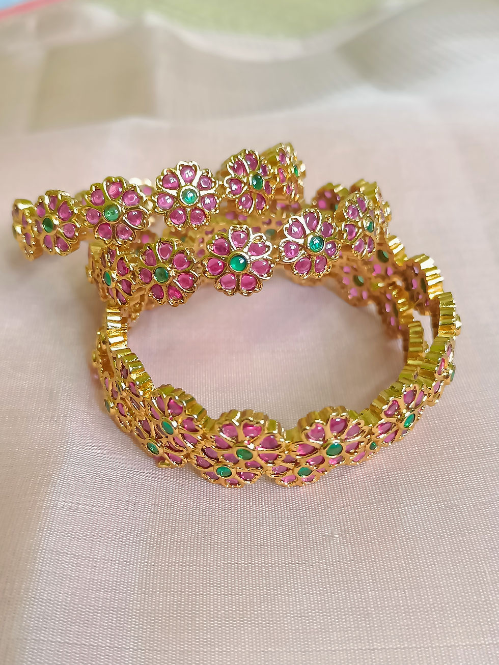 Thumbnail: Floral pink red kemp with green