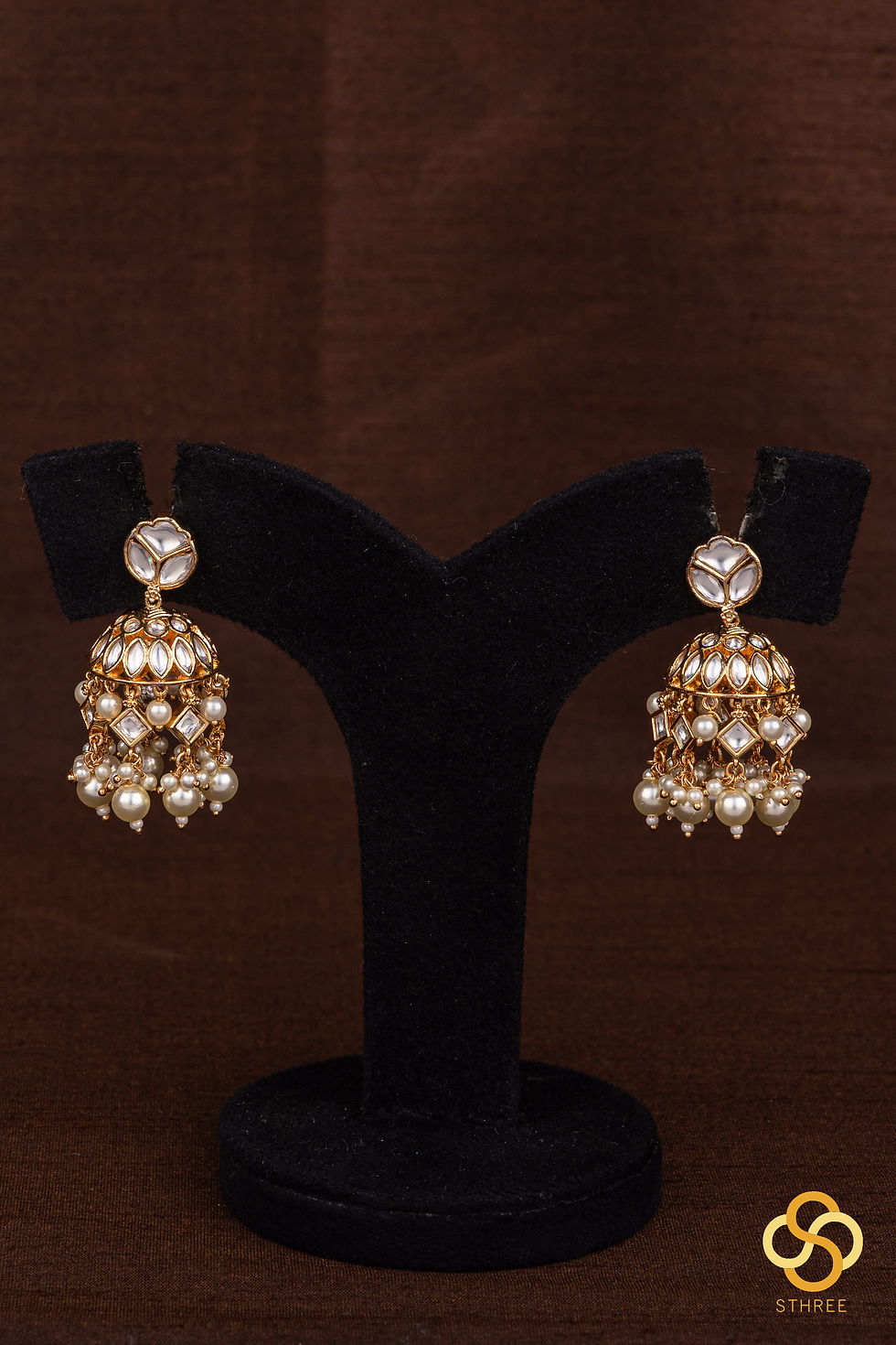 Thumbnail: Uncut white kundan and pearls choker