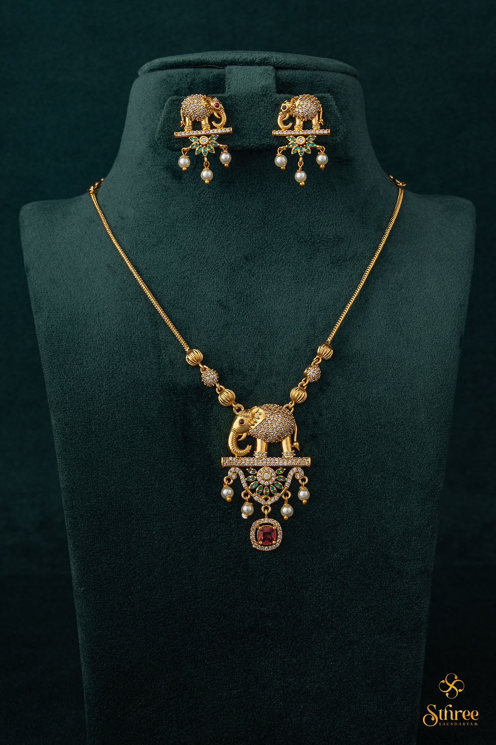 Thumbnail: Elephant pendant short chain
