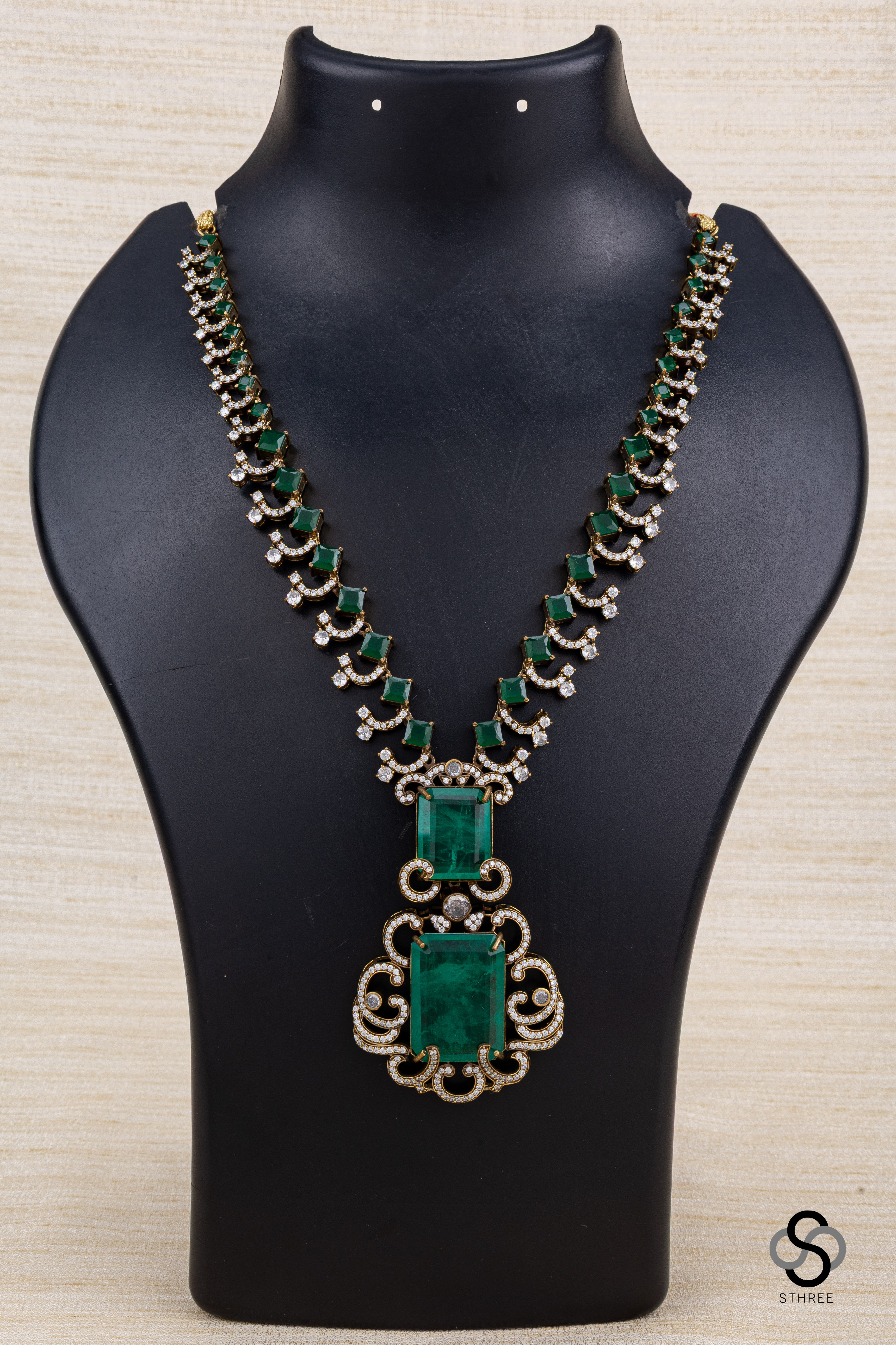 Diamond and emerald necklace