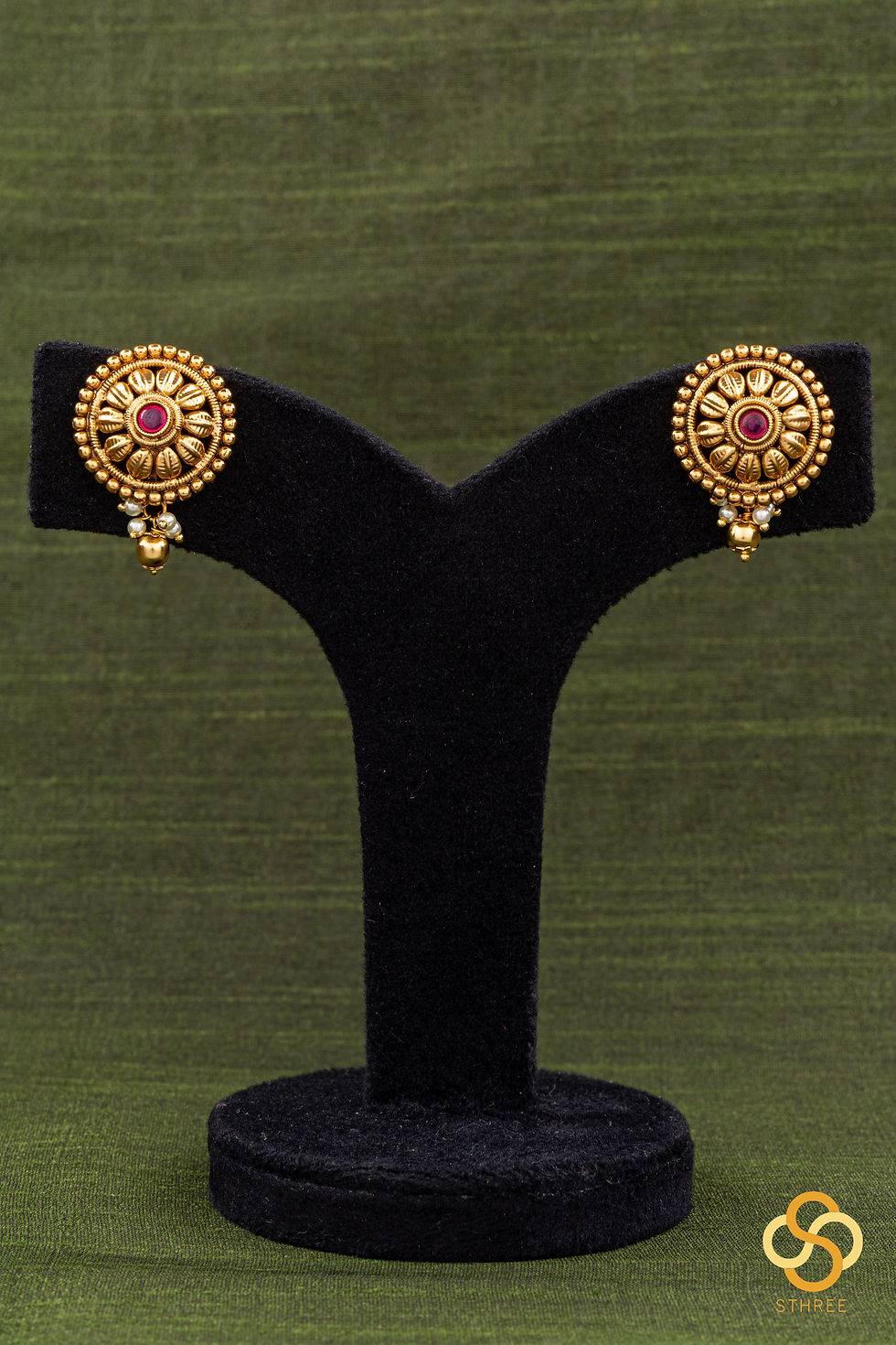 Thumbnail: Pattai addigai set with a white padakkam