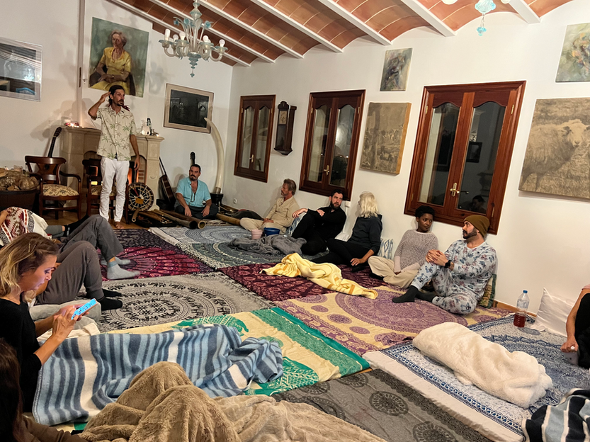 Divino Bruno explicando sobre los mecanismos inconscientes