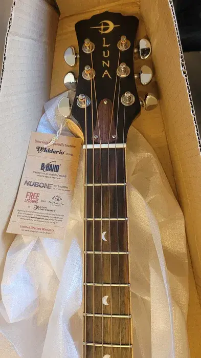 Miniatura: Luna Oracle Grand Concert Peace - gitara elektro-akustyczna