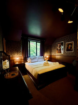 Large ensuite bedroom