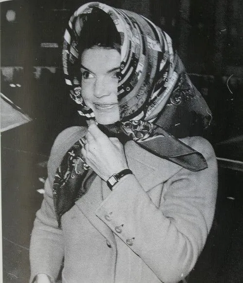 Jacqueline Kennedy com lenço Hermès