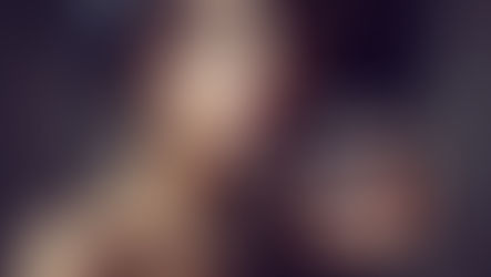 Uma mulher elegante usando o icônico perfume Chanel N°5