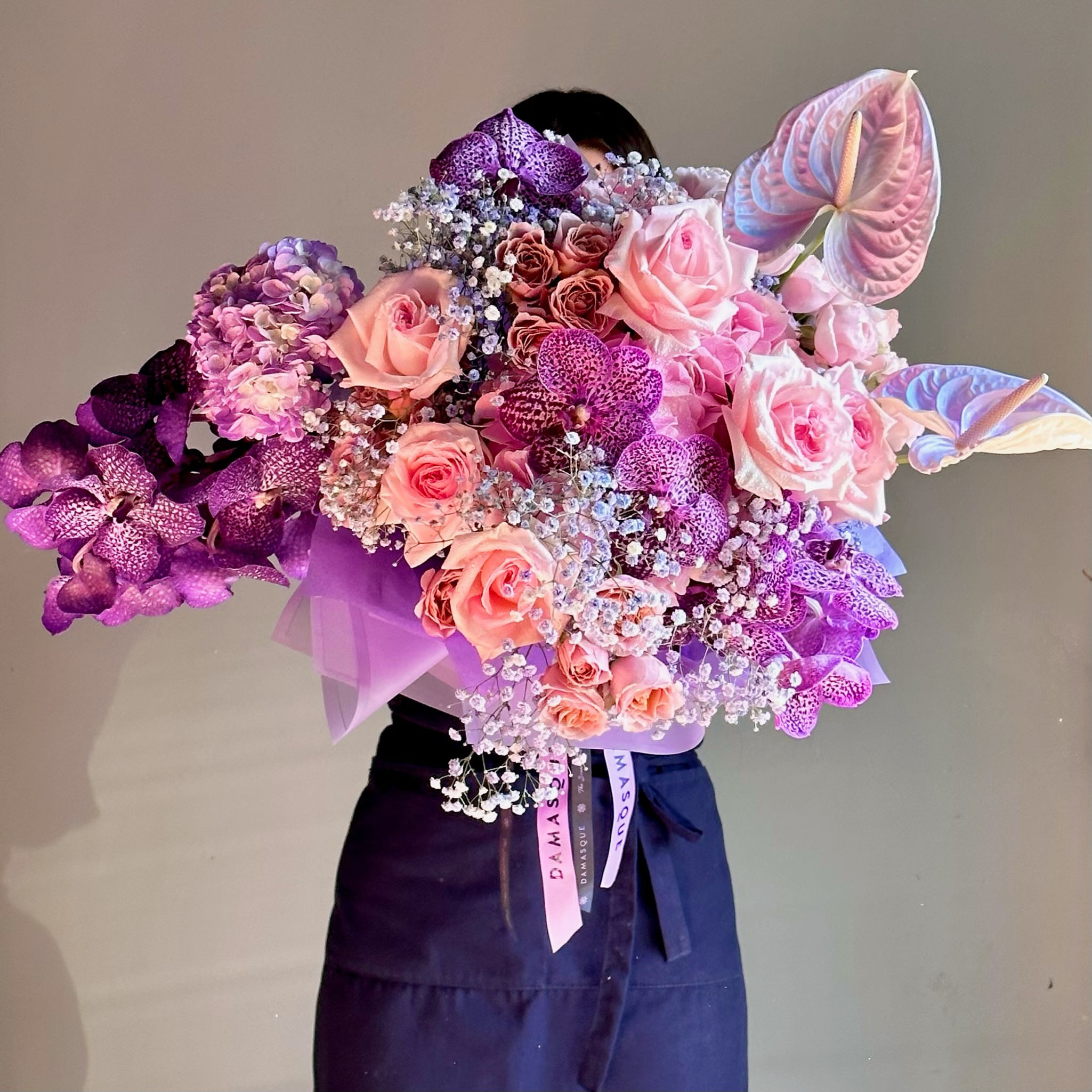 Damasque Purple Madness - Buchet de flori cu trandafiri parfumati si gypsophila